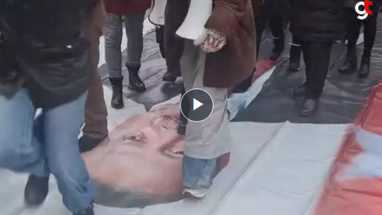 İsveç'te PKK destekçileri Cumhurbaşkanı Erdoğan'ın posterini yola sererek üzerinden geçti