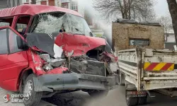 Samsun'da Korkutan Kaza: Minibüs Kağıt Gibi Ezildi!