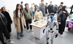 Türkiye'nin İlk İnsansı Robotu 12 İlden Gelen Gençlerle Buluştu