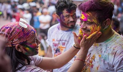 Nepal'deki Holi Festivali'nden Renkli Görüntüler