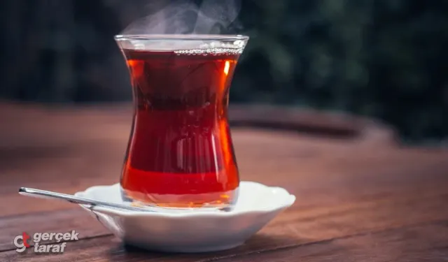 Çayınız Neden Hemen Bayatlıyor? Çay Suyuna Bir Parça Ekleyin, Saatlerce Taze Kalsın!