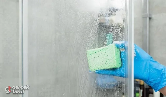 Ayna ve Duşakabin Camındaki Su İzlerini Nasıl Silinir? Camdaki Su Lekelerini Yok Eden Doğal Karışım