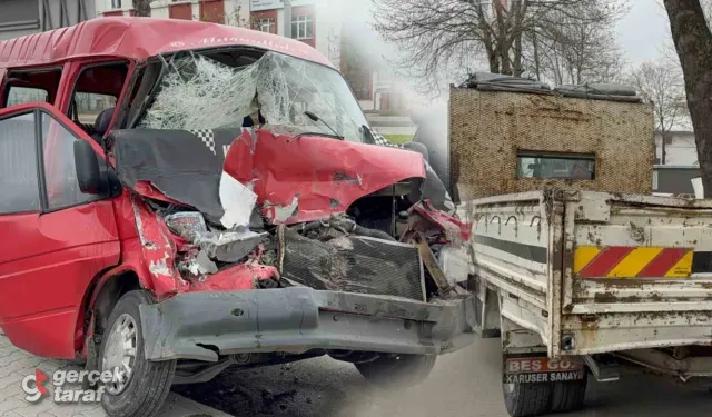 Samsun'da Korkutan Kaza: Minibüs Kağıt Gibi Ezildi!