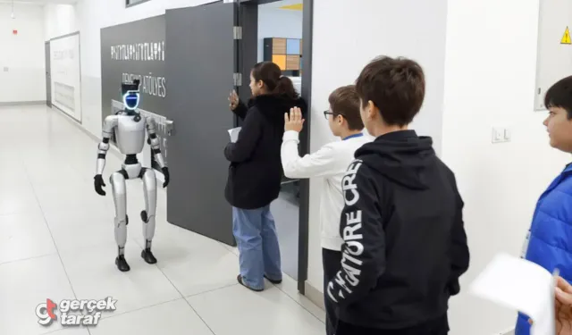 Canik’te sınava giren öğrencileri insansı robot CANİKMAN karşılıyor