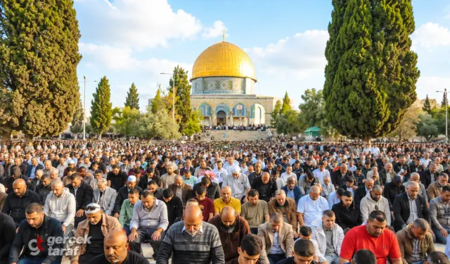 Mescid-i Aksa'da Kısıtlamalara Rağmen 140 Bin Saf Tutuldu!