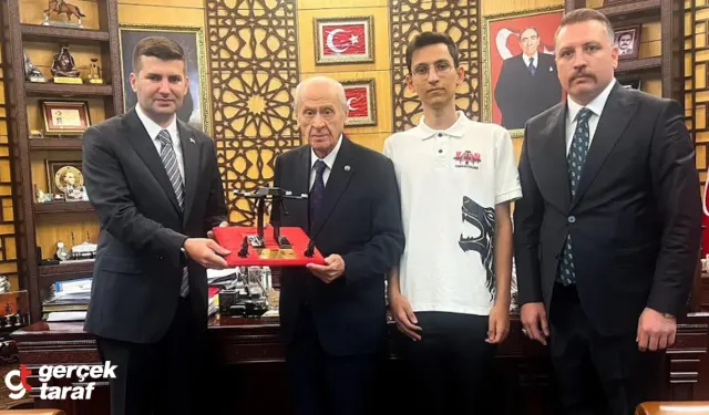 TÜRKHAN İHA ABD Yolcusu: Ülkü Ocakları'nın Geliştirdiği İHA Bahçeli’ye Takdim Edildi
