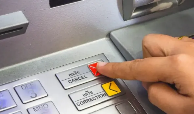ATM'lerdeki Kırmızı Tuşun Sırrı Ortaya Çıktı: İşleviyle Kullanıcıları Şaşırtıyor!