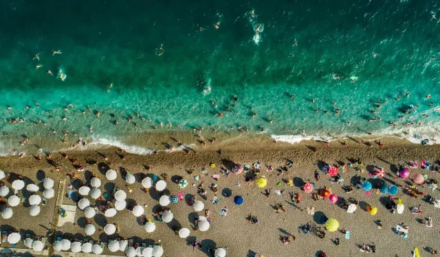 Tatil Boyunca Tükettiğiniz Gıdalar Sağlığınızı Tehdit Ediyor: Seyahat Enfeksiyonları Riski Artıyor!