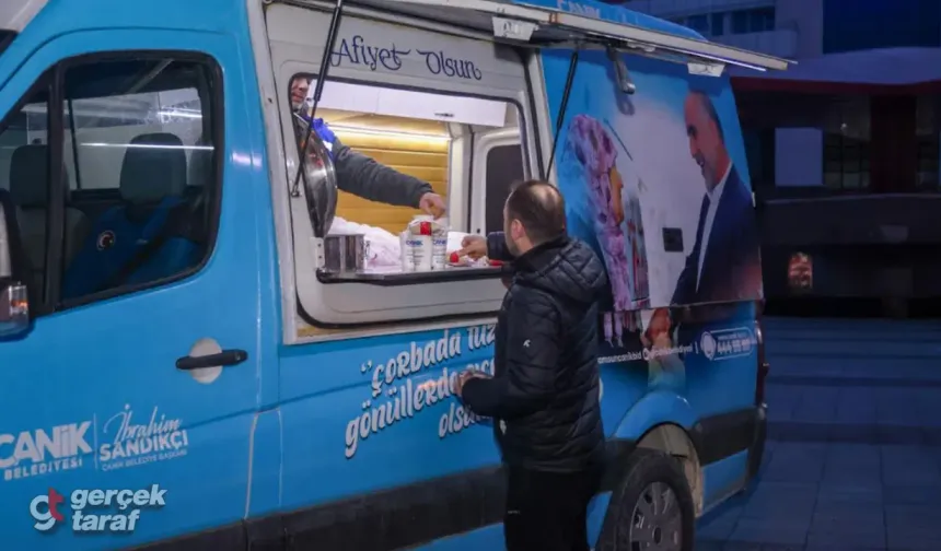 Canik Belediyesi’nden sabahın erken saatlerinde sıcak ikram