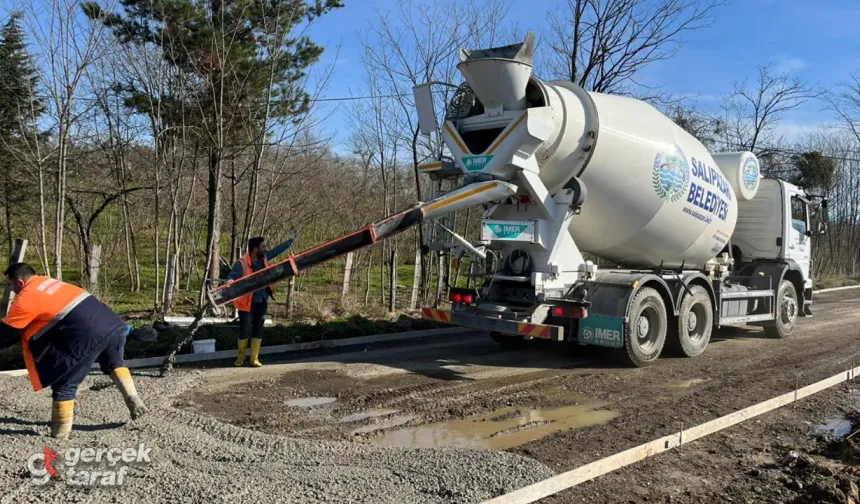 Salıpazarı Biçme Mahallesi’nde Beton Yol Çalışmaları Sürüyor