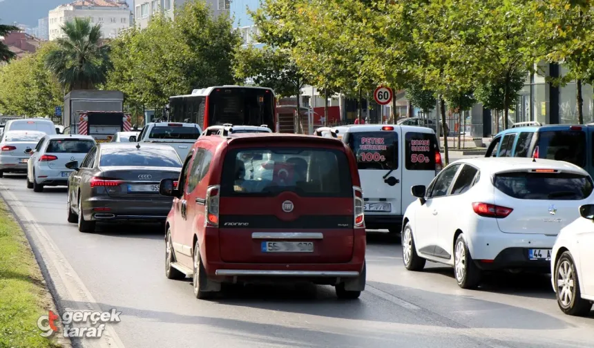 Samsun'da araç sayısı artıyor, trafik kilitleniyor