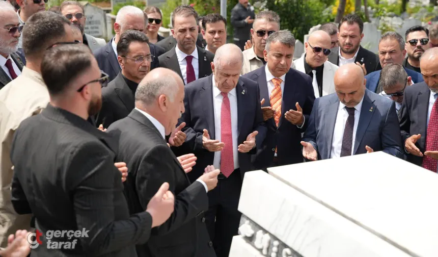 Ümit Özdağ’dan Samsun’da Ozan Arif’in Kabrine Ziyaret