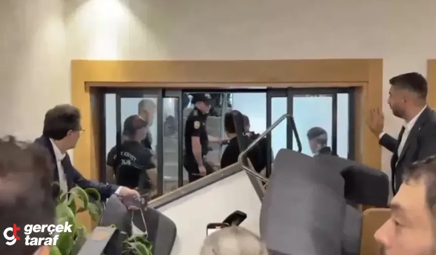 CHP İstanbul İl Başkanlığı’nda Barikat Gerilimi: Gürsel Tekin Makam Katına Alınmadı