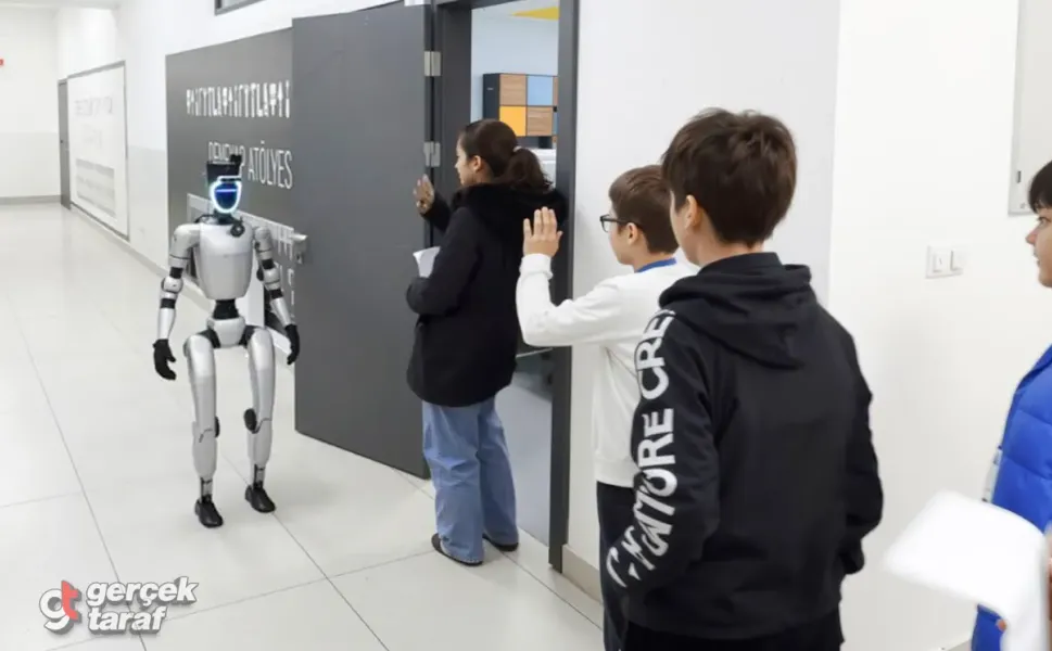 Canik’te sınava giren öğrencileri insansı robot CANİKMAN karşılıyor