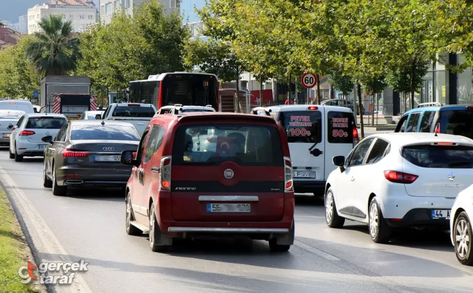 Samsun'da araç sayısı artıyor, trafik kilitleniyor