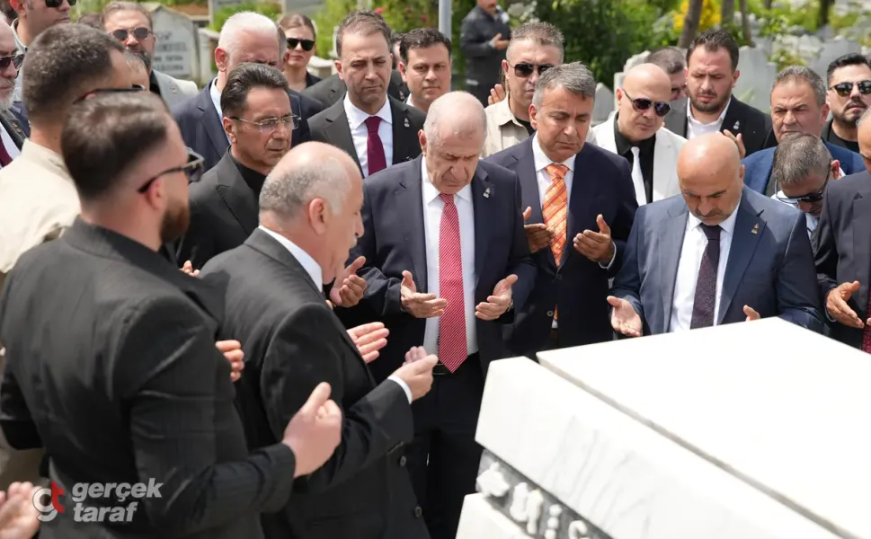 Ümit Özdağ’dan Samsun’da Ozan Arif’in Kabrine Ziyaret