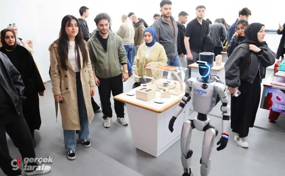Türkiye'nin İlk İnsansı Robotu 12 İlden Gelen Gençlerle Buluştu