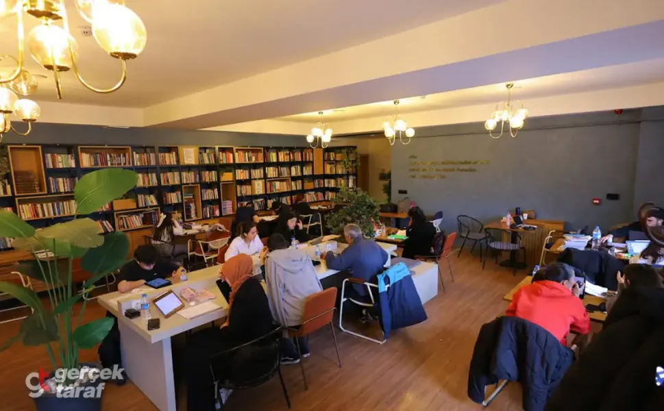 Rasathane Kitap Kafe Gençlerin Yeni Buluşma Noktası