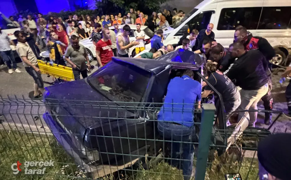 İlkadım’da Feci Kaza: Kontrolden Çıkan Tofaş Park Halindeki Araçlara Çarptı, 2’si Ağır 3 Yaralı!
