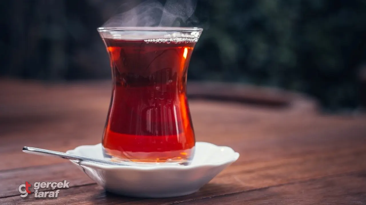 Çayınız Neden Hemen Bayatlıyor? Çay Suyuna Bir Parça Ekleyin, Saatlerce Taze Kalsın!