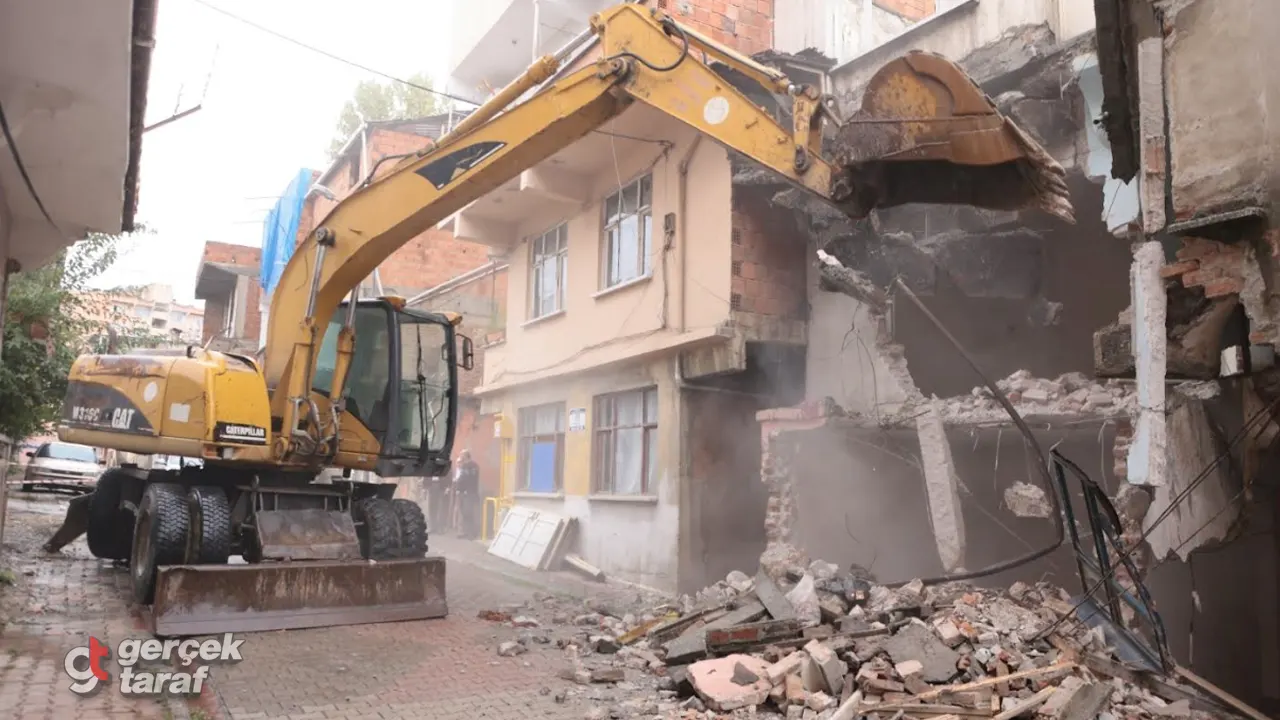 Samsun İlkadım’da Tehlike Oluşturan Metruk Binalar Tek Tek Yıkılıyor