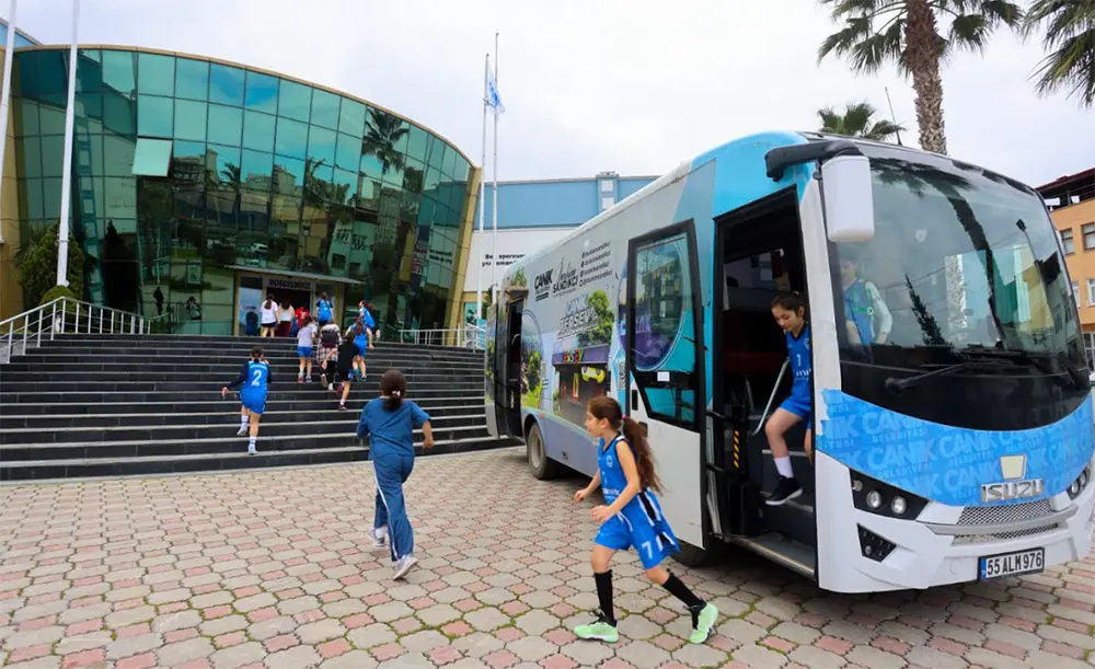 Canik Belediyesi sporcu servis araçlarıyla antrenmana giden öğrenciler veya Hasan Doğan Spor ve Eğitim Merkezi’nde yapılan antrenman görüntüsü. Canik Belediyesi Ücretsiz Sporcu Servisi