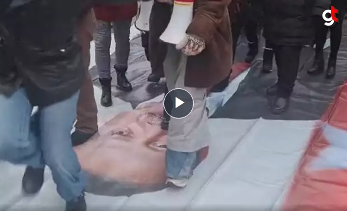 İsveç'te PKK destekçileri Cumhurbaşkanı Erdoğan'ın posterini yola sererek üzerinden geçti